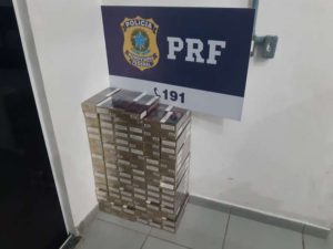 PRF apreende mil maços de cigarros contrabandeados na BR 101, em Itajaí
