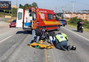 Após colisão na BR-280, condutor de carro foge e motociclista é levado ao hospital
