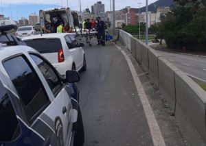 Adolescente de 16 anos morre ao bater com moto em viaduto de Florianópolis