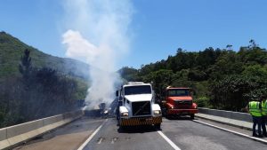 Motorista morre carbonizado em acidente na BR 101 em Paulo Lopes