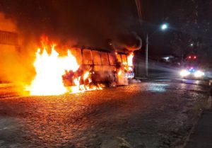 Vídeo: Incêndio destrói ônibus no bairro São Luís, em Jaraguá do Sul