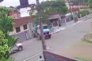 Caminhão sem freio atinge residência em Joinville