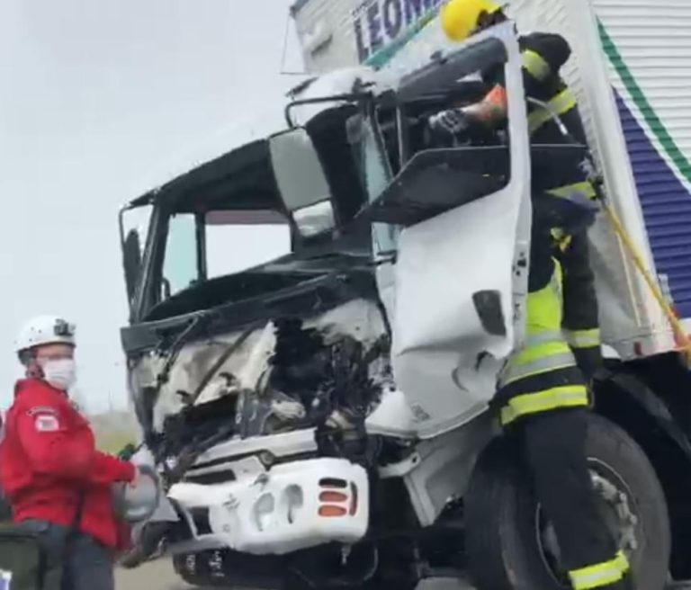 Caminhoneiro é resgatado após acidente em Guaramirim