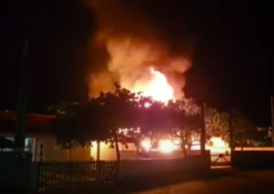 Vídeos: incêndio destrói casa em Balneário Barra do Sul
