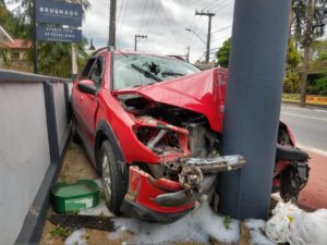 Carro colide contra poste na rua 25 de Julho, em Jaraguá do Sul