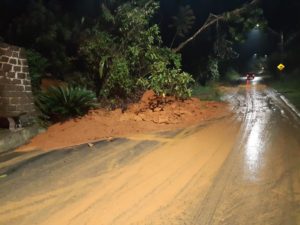 Forte chuva causa queda de barreira em Jaraguá do Sul