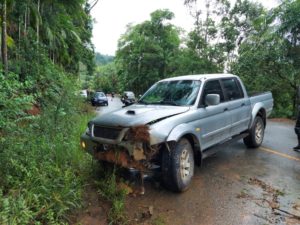 Motorista sofre mal súbito e bate caminhonete em barranco em Jaraguá do Sul