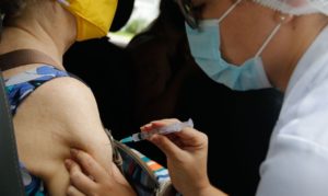 Mitos e fake news que te contaram sobre vacinas