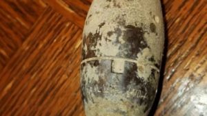 Mulher encontra bomba ativa da 2ª Guerra Mundial no jardim de casa nos EUA