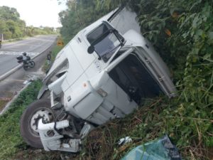 Caminhoneiro fica ferido em acidente na BR-280, em Corupá