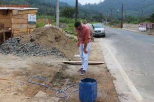 Fiscalização quer coibir descarte de materiais na rede de água da chuva em Jaraguá