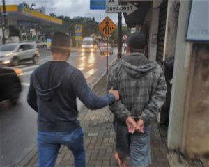 Foragido por roubo com mais de 100 passagens criminais é preso em Jaraguá do Sul