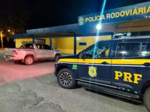 PRF recupera caminhonete roubada que circulava clonada em Joinville