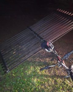 Homem é preso levando portão roubado amarrado em bicicleta em SC