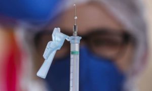 Jaraguá libera vacina contra a covid-19 para pessoas com 33 anos