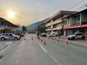 “Operação Documento Legal”: PM autua 131 veículos com licenciamento vencido na região