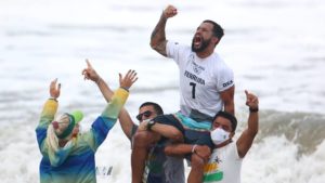 Italo Ferreira conquista o primeiro ouro da história do surfe nos Jogos Olímpicos