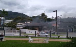 Incêndio é registrado em borracharia em Jaraguá