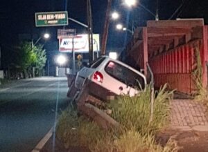 Carro fica preso na cabeceira da ponte entre Guaramirim e Jaraguá