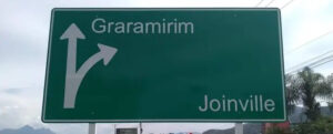 Erro em placa chama atenção de motoristas na BR-280, em “Graramirim”