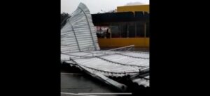 Telhado de lanchonete é arrancado durante temporal em Jaraguá do Sul
