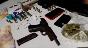 Integrantes de facção criminosa são presos com arma, munições e drogas em Jaraguá