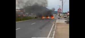 Manifestantes ateiam fogo em pneus e bloqueiam BR-280 em Guaramirim
