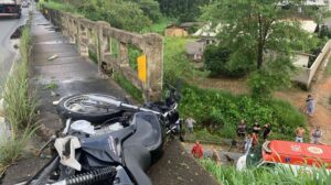 Casal cai do viaduto do Mannes após moto bater na mureta de proteção