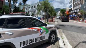 Homem é preso após bater na filha de 4 anos no calçadão em Jaraguá