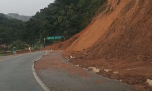 Serra de Corupá tem nova queda de barreira 