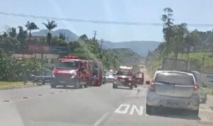 Motorista fica preso nas ferragens após acidente na BR-280 em Corupá