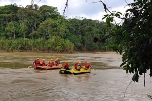 Desaparecimento Trágico no Rio Itajaí-Açu: Pai e Filho Ainda não Localizados Após Virada de Canoa