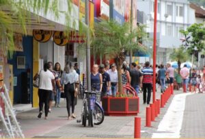 Governo Federal altera regra de trabalho aos domingos e feriados, a decisão impacta lojas, supermercados e farmácias