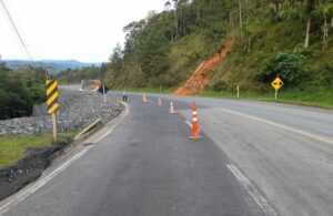 Obras emergenciais na BR-280 afetam trânsito na Serra de Corupá