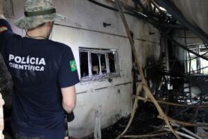 Polícia Científica faz perícia em local de incêndio após denúncias de crime em Jaraguá