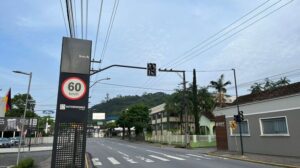 Novo semáforo é instalado na Waldemar Grubba em Jaraguá