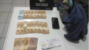 Prisão por furto: suspeito é detido após roubo de jaqueta com valor em dinheiro e cheque em Jaraguá do Sul.