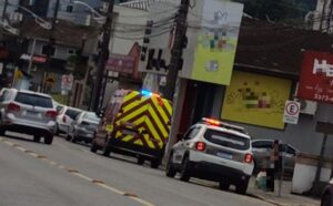 Mulher fica ferida após acidente entre carro e moto em Guaramirim 