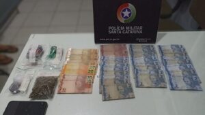 Prisão por tráfico de drogas no parque da inovação em Jaraguá.