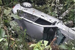 Acidente em Jaraguá do Sul deixa três pessoas feridas após carro cair em ribanceira