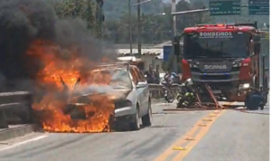 Carro fica completamente destruído após incêndio em Guaramirim