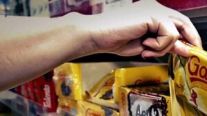 Adolescente é apreendido por furtar chocolates no shopping, em Jaraguá do Sul