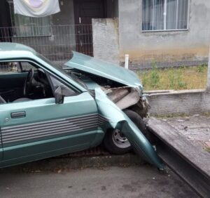 Carro bate em poste e motorista é preso por embriaguez em Jaraguá