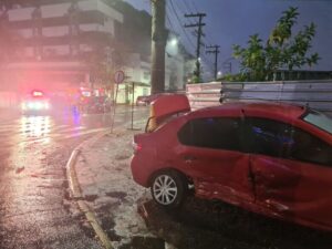 Dois carros batem em cruzamento em Jaraguá