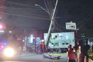 Caminhão perde freio e motorista joga veículo contra poste em Jaraguá