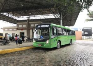 Tumulto no terminal: andarilho é detido por desacato e desobediência em Jaraguá