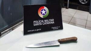 Homem embriagado é detido por violência doméstica após ameaçar companheira e filho com faca em Guaramirim