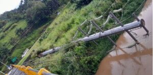 Temporal em Jaraguá do Sul causa danos, queda de postes e deixa milhares sem energia elétrica