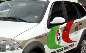 Apreensão por posse de drogas: indivíduo é detido após tentativa de descarte durante patrulhamento policial em Guaramirim