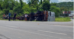 Acidente na BR-280: Carreta carregada com bobinas de papel tomba após colisão com carro em Guaramirim
